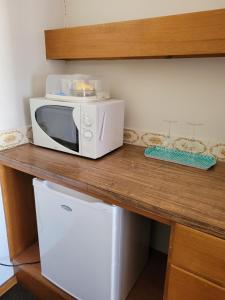 a microwave sitting on top of a wooden counter at Glynlea Motel in Horsham