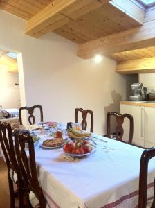 une table avec des assiettes de nourriture au-dessus dans l'établissement B&B La Collina Dorata, à Offagna