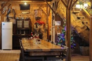 uma sala de jantar com uma mesa e uma árvore de Natal em Rancho do Lucas - Cabana e Chalé em São Bento do Sul