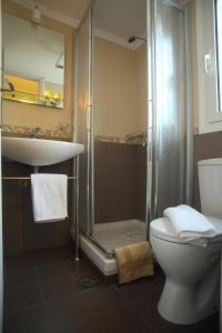 uma casa de banho com um chuveiro, um WC e um lavatório. em Pantazis Studios em Nikiana