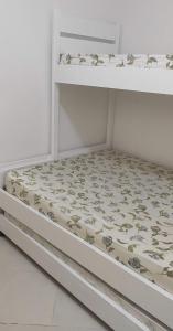 En eller flere senge i et værelse på EXCELENTE APTO C/VISTA AO MAR