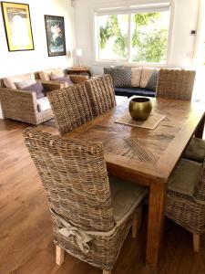una mesa de madera con sillas de mimbre en la sala de estar. en Healesville Garden Grandview, en Healesville