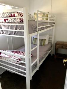 a bunk bed room with two bunk beds at Healesville Garden Grandview in Healesville
