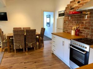 a kitchen and dining room with a table and chairs at Healesville Garden Grandview in Healesville