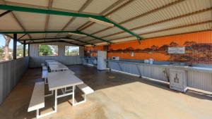 Cobar Caravan Park的阳台或露台