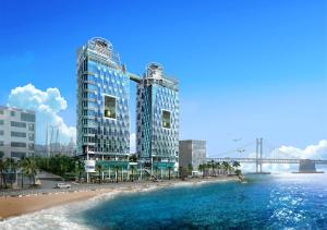 un montage de deux grands bâtiments à côté d'une plage dans l'établissement Oceanstay Hotel, à Busan