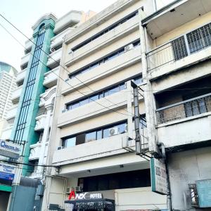 um edifício de apartamentos com varandas ao lado em Anex Hotel near US Embassy em Manila