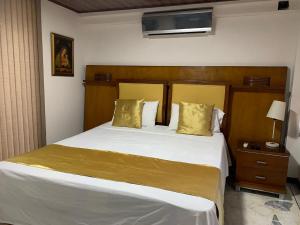 En eller flere senge i et værelse på Casa Castillo Cali