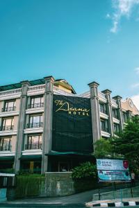 un edificio con un cartello sulla parte anteriore di The Axana Hotel - Padang a Padang