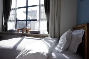 Rúm í herbergi á Dali Yunxi Boutique Inn