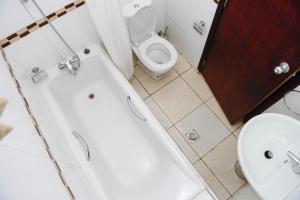 キガリにあるHave a great vacational experience by staying in this Nobilis Double Roomの浴槽、トイレ、洗面台を備えたバスルーム +16枚の写真