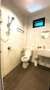 La salle de bains est pourvue de toilettes et d'un lavabo. dans l'établissement Capzule Bed Phuket, à Phuket