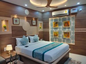 穆扎夫法尔普尔HOTEL CENTRAL SQUARE "A Couple Friendly Hotel"的房间里有一张大床的卧室
