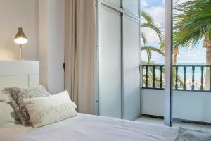 Un dormitorio con una cama y vista al mar. en Apartamento Soraya, en Playa del Águila 19 fotos más