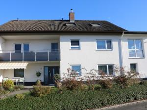 Weißes Haus mit Balkon in der Unterkunft Haus Gramespacher in Bad Bellingen