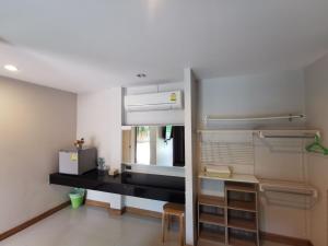 Habitación pequeña con lavabo y espejo. en Smile Resort Sriracha en Si Racha