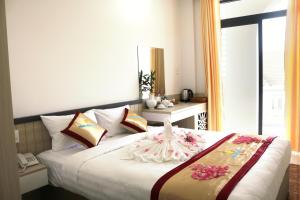 Postel nebo postele na pokoji v ubytování Minh Minh Nam Hotel