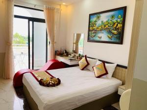 Tempat tidur dalam kamar di Minh Minh Nam Hotel