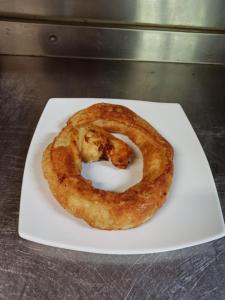 un bagel en un plato en una mesa en Hani Zemenou en Arachova