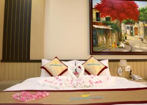 Postel nebo postele na pokoji v ubytování Minh Minh Nam Hotel