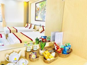 una camera d'albergo con due letti e cesti di cibo di Minh Minh Nam Hotel a Can Tho