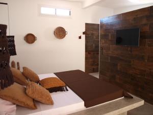Auberge Keurmariguen في سوموان: غرفة نوم بسرير وتلفزيون على جدار