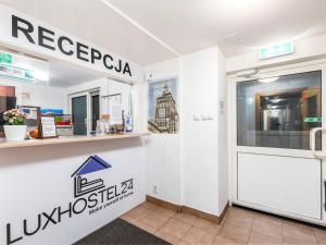 sklep z napisem "Reeder cijosetter" w obiekcie Luxhostel24 Warsaw w Warszawie