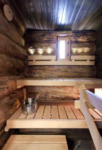 a kitchen in a log cabin with a window at Holiday Club Ylläs Apartments and Cottages in Äkäslompolo