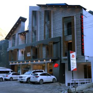 un edificio con coches estacionados frente a él en Mount Feast Hotel en Naran