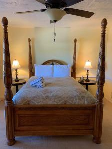 a bedroom with a bed and a lamp at La Maison Hotel - Adults Only in Palm Springs