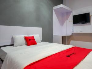 Un pat sau paturi într-o cameră la RedDoorz Syariah near Pasar Batang