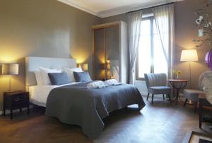 Un dormitorio con una cama y una ventana grande en Chateau Breduriere, en Moutiers-sur-le-Lay 21 fotos más