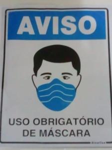 um sinal com um homem usando uma máscara em Hostel Mota no Rio de Janeiro