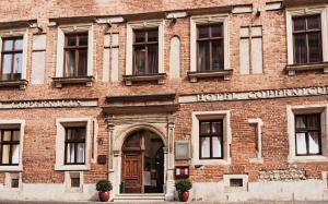 stary budynek z czerwonej cegły z drzwiami w obiekcie Hotel Copernicus w Krakowie