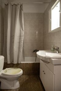 Kylpyhuone majoituspaikassa Kalvou flat