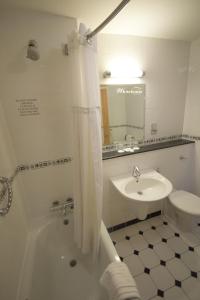 
A bathroom at Telford Whitehouse Studios & Apartments
