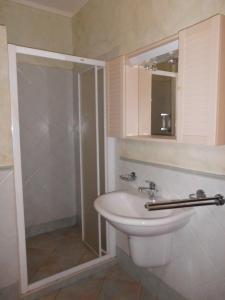 a bathroom with a sink and a shower at Sun & Beach Holiday in Santa Maria