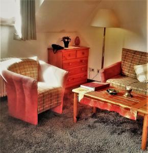 ein Wohnzimmer mit einem Sofa und einem Couchtisch in der Unterkunft Ferienhaus im Park in Hinterzarten
