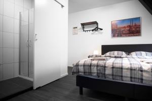 een slaapkamer met een bed en een inloopdouche bij B&B Hotel Lichtstad in Eindhoven