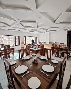 Un restaurante o sitio para comer en Golden Rock, Dharamshala - AM Hotel Kollection