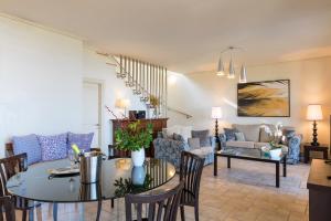 un salon avec une table et un canapé dans l'établissement Villa Pietra Gialla by Rodostamo Collection, à Kassiopi 9 autres photos