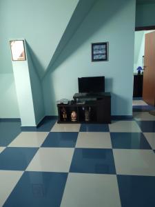 une chambre bleue avec un sol en damier dans l'établissement Villa Kalina Apartments, à Bansko