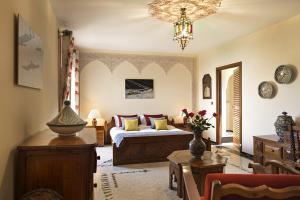 uma sala de estar com uma cama e um sofá em Villa Quieta em Essaouira