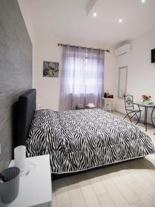 a bedroom with a zebra print bed in a room at IL MELOGRANO HOLIDAY COMO in Como
