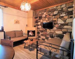 Televízia a/alebo spoločenská miestnosť v ubytovaní Rustic House