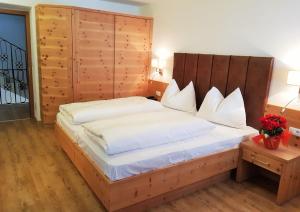 Postel nebo postele na pokoji v ubytování Zur Brücke apartments and rooms - Your home in heart of South Tyrol, with Brixencard