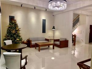 順安村的住宿－J.W 漫波觀瀾，中间有圣诞树的客厅