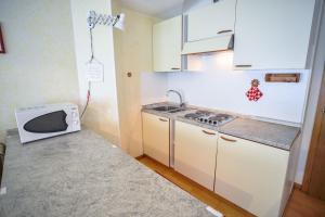 Dapur atau dapur kecil di Res.Albarè/Solaria Apt.Solandra