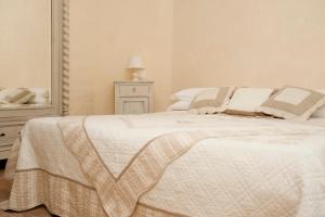 1 dormitorio con cama y espejo en Ca' San Sebastiano Wine Resort & Spa, en Camino