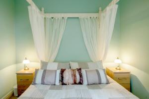 Stunning coastal country cottage 2 beds sleeps 5 tesisinde bir odada yatak veya yataklar